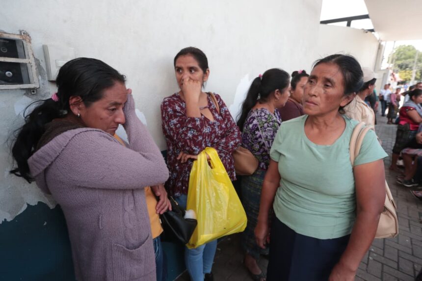 Mothers and parents desperate to meet their deported children live hours of uncertainty in zone 13