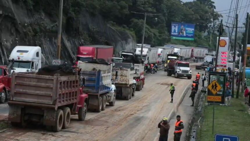 Collapse on the Highway to El Salvador raises freight costs by up to Q800 per trip and affects productivity