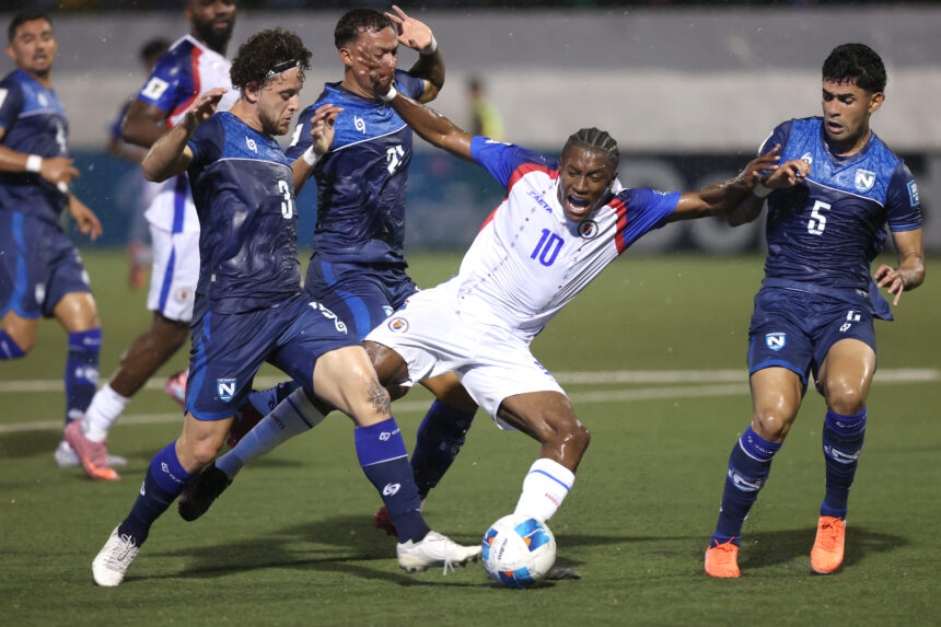 The match between Nicaragua and Haiti is momentarily suspended due to electrical failure