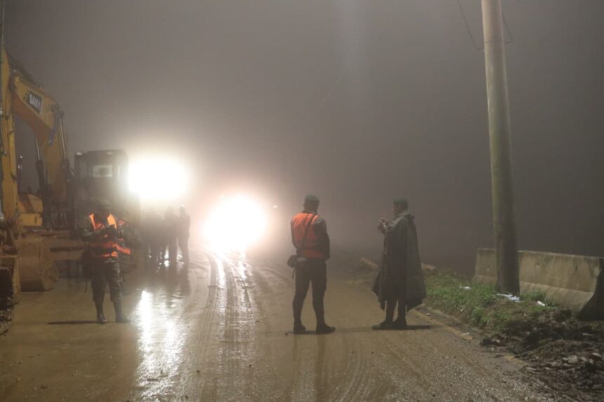 The rain does not let up and the pass remains closed on the highway to El Salvador, where danger becomes routine