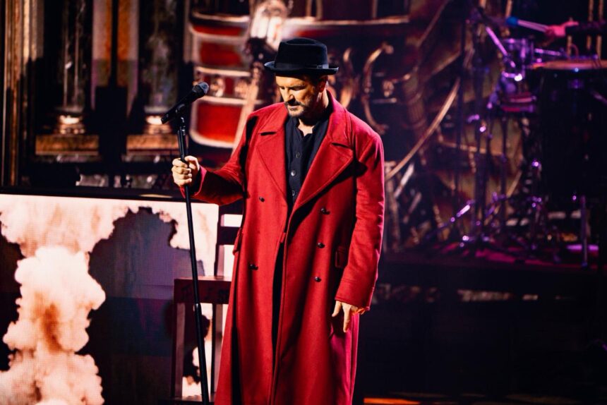 What did Elena Rose give to Ricardo Arjona? This was the moment before singing “Fueiste tú”