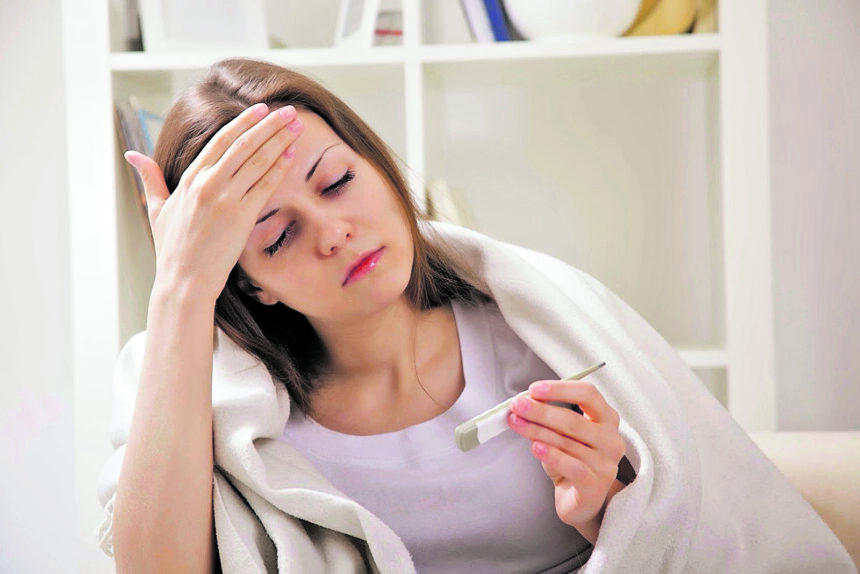 What symptoms does hantavirus cause and why can it be confused with the flu?