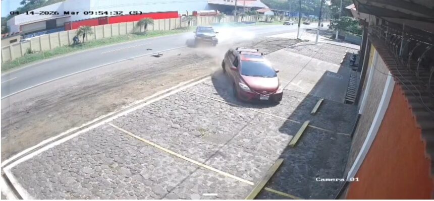 Cameras capture the moment when a PNC patrol collides with a private vehicle in Retalhuleu