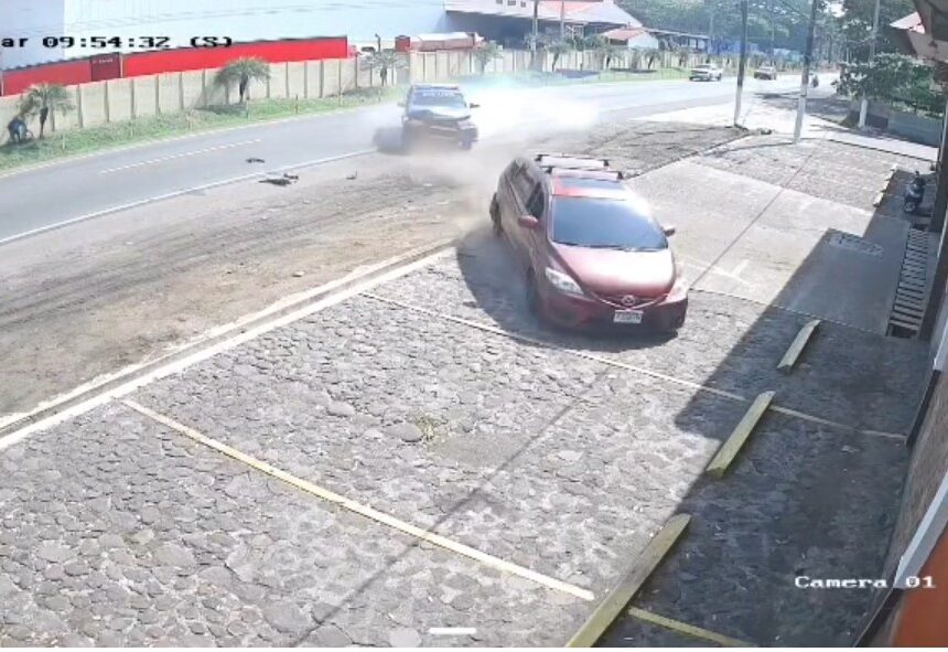 Cameras capture the moment when a PNC patrol collides with a private vehicle in Retalhuleu