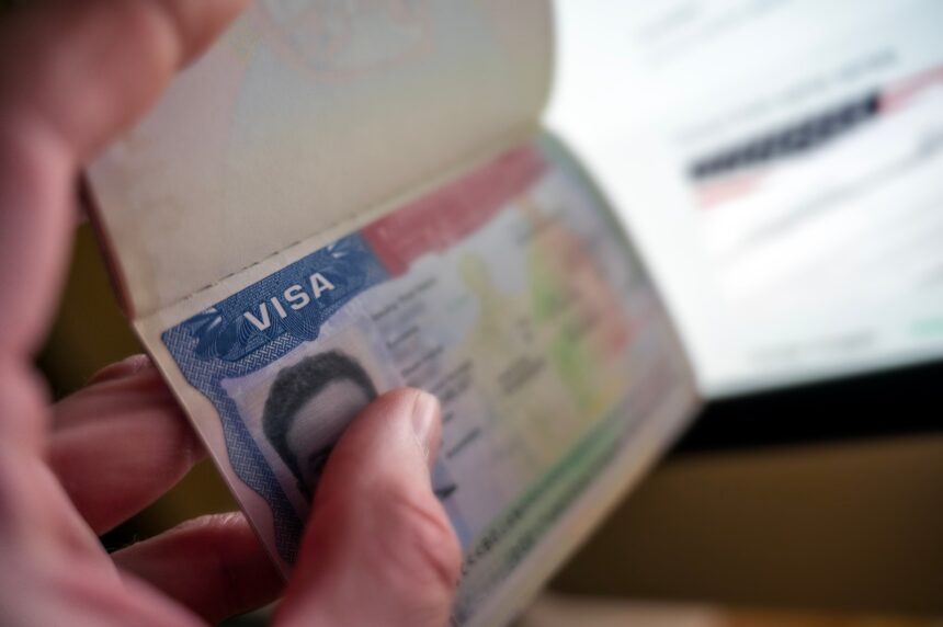 Can you work with a tourist visa in the United States? Know rules and consequences