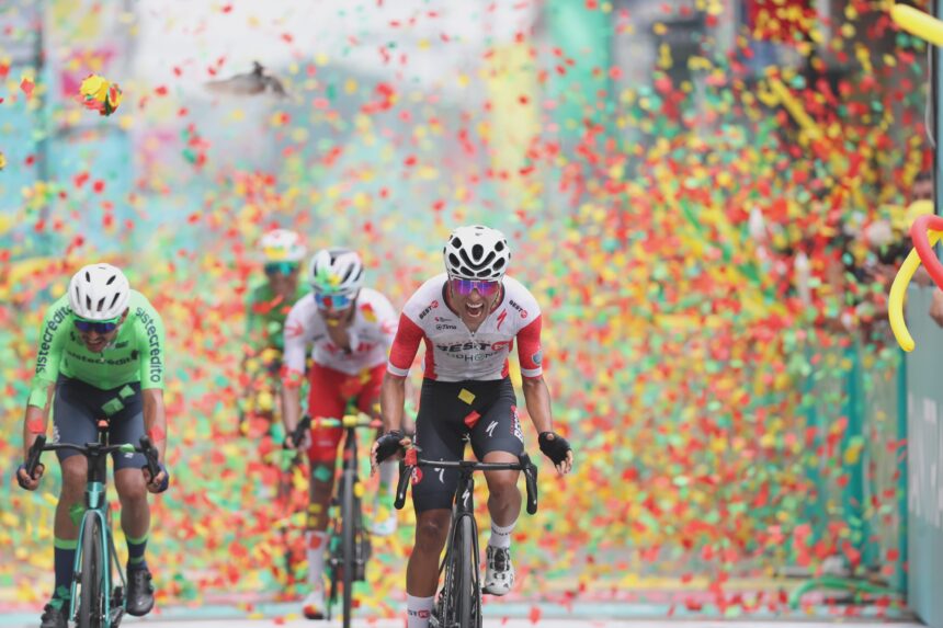 César Guavita of Movistar Best PC finishes at the end and wins the second stage of the Vuelta Bantrab 2026