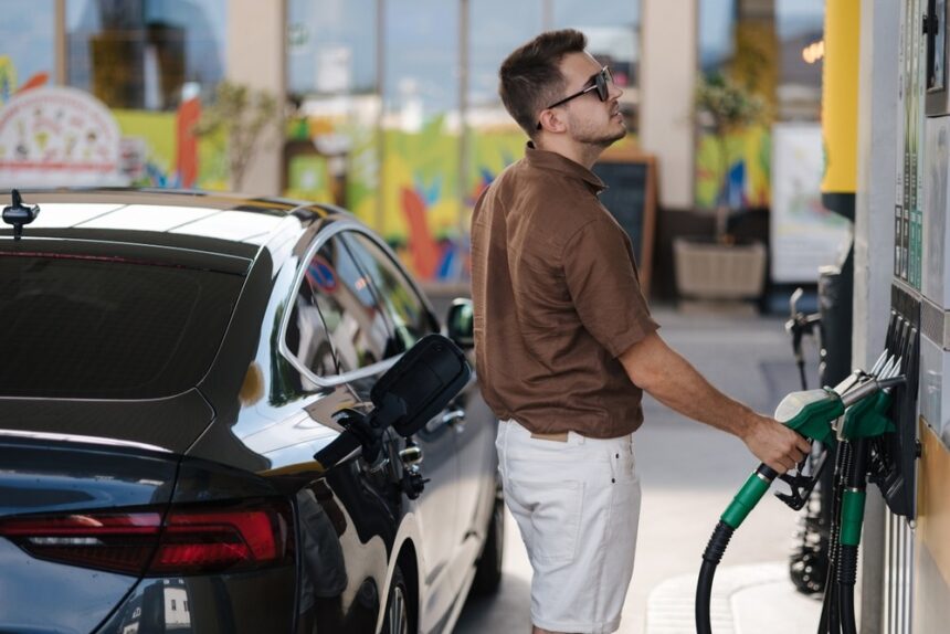 Check the cost per gallon of gasoline with the subsidy and report irregularities to the Diaco