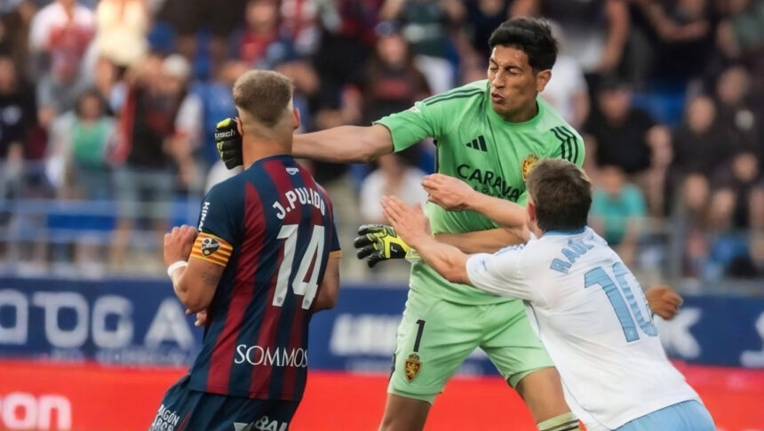 Esteban Andrada is expelled and responds with a punch to his rival