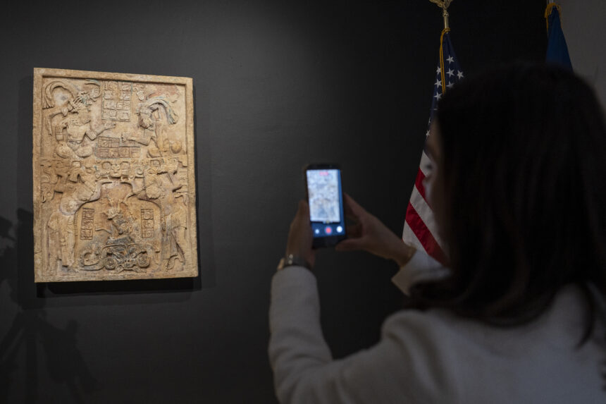 Guatemala promotes the recovery of the Mayan lintel of the El Túnel archaeological site; experts affirm that it belongs to the country