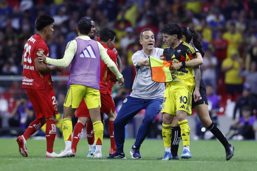 Helinho’s expulsion unleashes chaos and fight at the Azteca Stadium