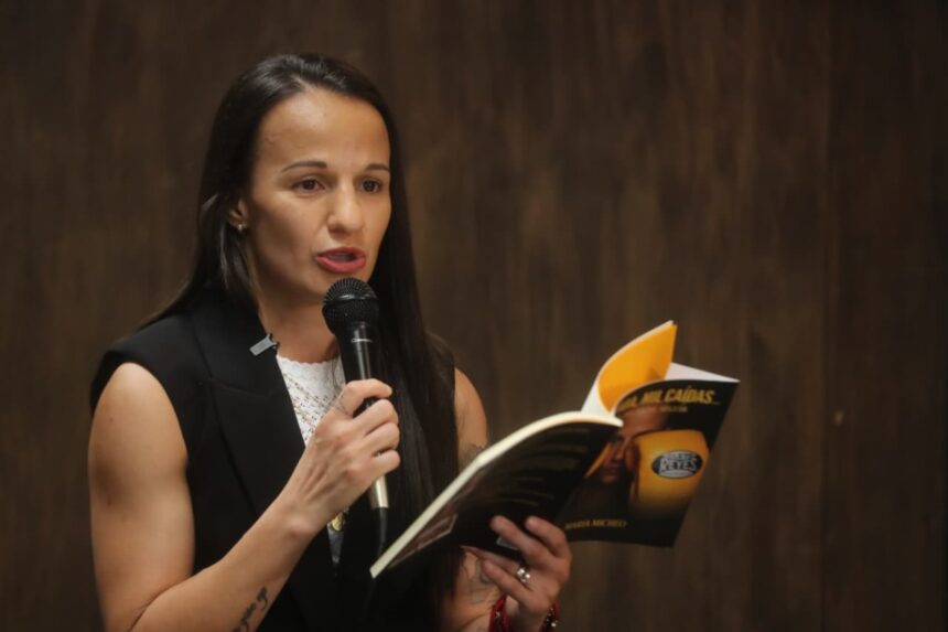 María Micheo presents her book “One life, a thousand falls… and one decision: continue”