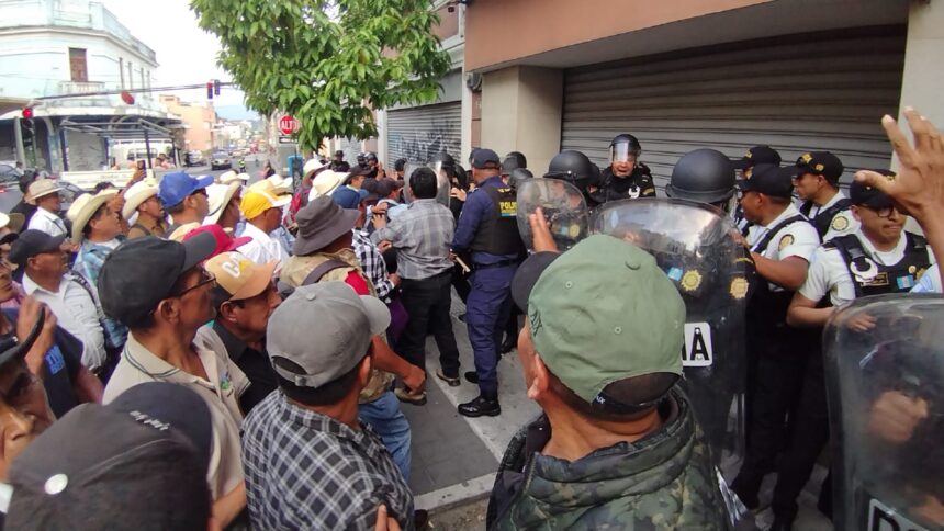 Military veterans surround Congress, block exits and clash with PNC agents