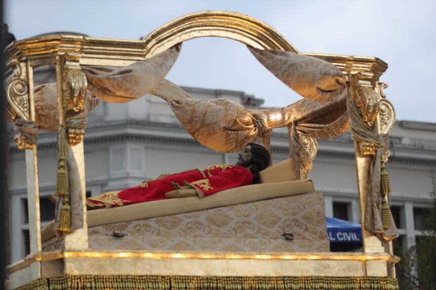 Procession of the Holy Christ Recumbent of El Calvario runs through the Historic Center in the rain