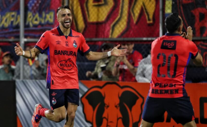 “Trébol weighs a lot and the fans make it felt”