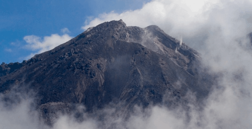 Santiaguito Volcano releases ash and forces the suspension of classes in two municipalities