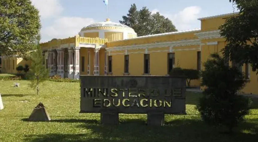 Steg assures that he summoned Mineduc again; authorities have not been notified