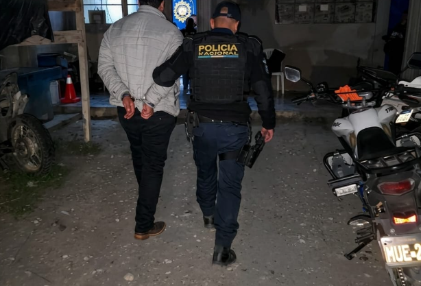 They arrest a man who demanded entry to the Huehuetenango Hospital and threatened the staff