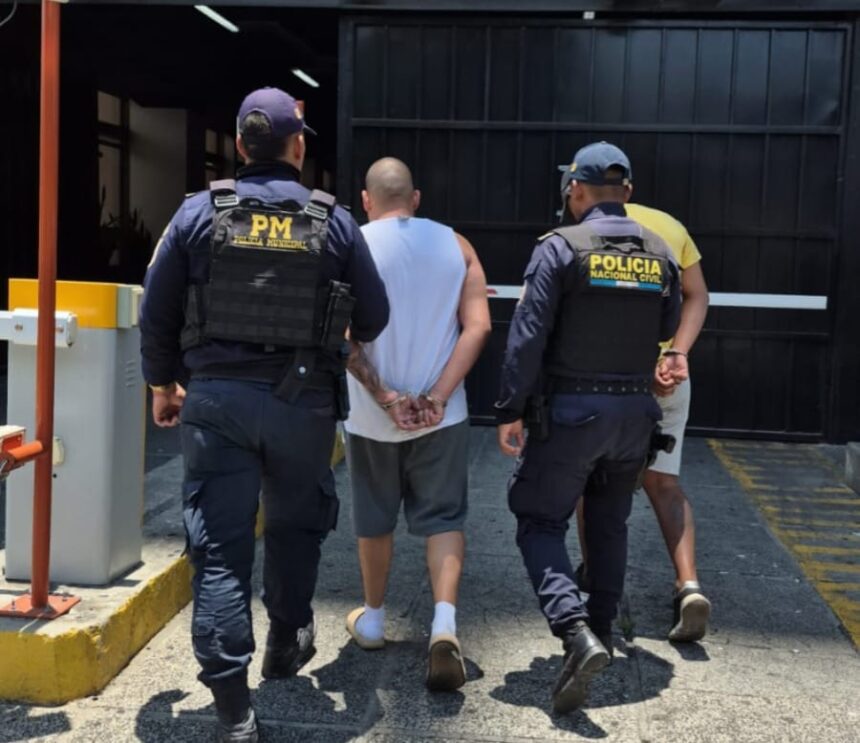 They capture two men who were trying to sell a stolen vehicle on social networks