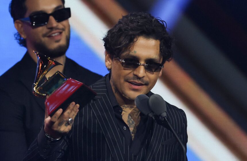 They criticize Adela Micha for kissing Christian Nodal’s hand in the middle of the concert