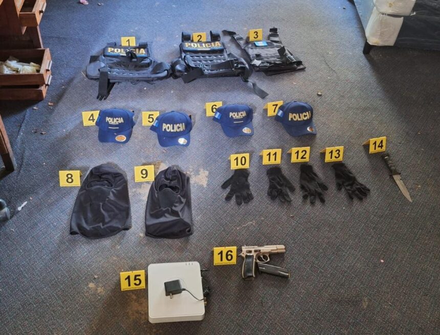 They refer two minors for armed attacks in zone 16 and confiscate a gun and clothing similar to that of the PNC