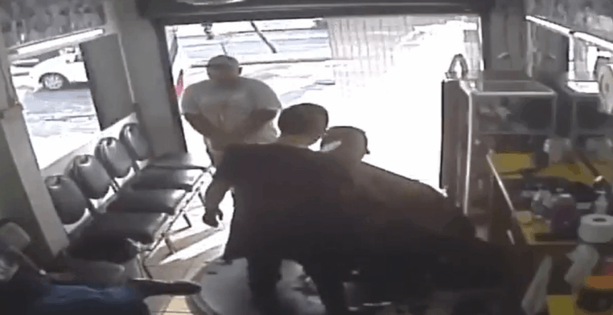 This is how an armed robbery occurred in a barbershop in Mixco