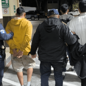 Three alleged hitmen are detained by the PNC after shooting a woman in Mixco