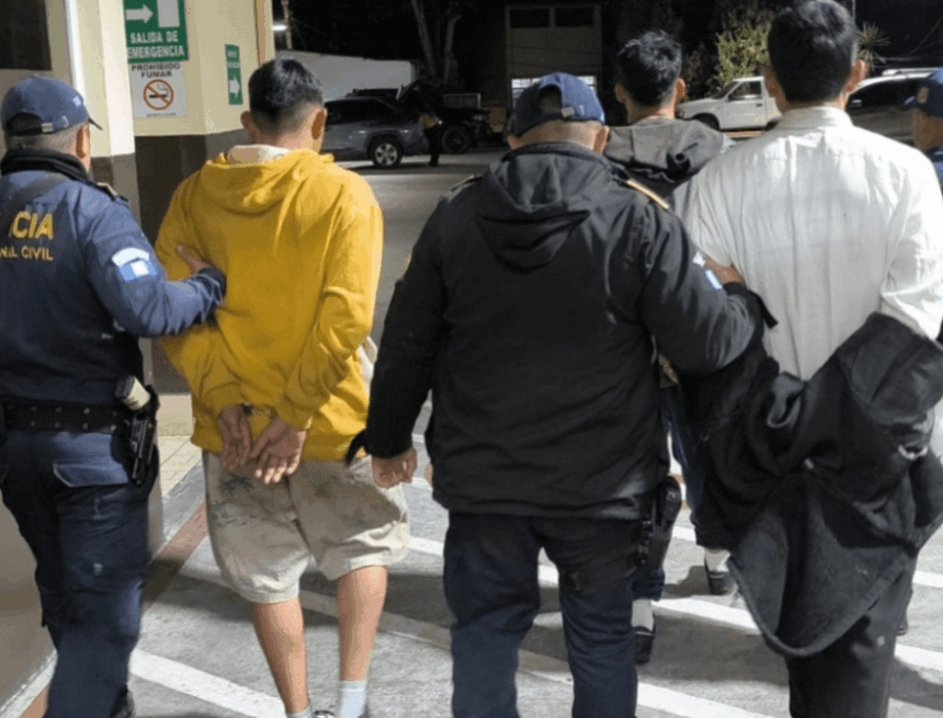 Three alleged hitmen are detained by the PNC after shooting a woman in Mixco