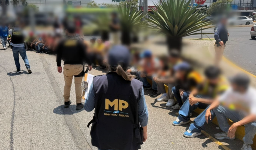 Tourists report charges of up to US for parking around the La Aurora Zoo; MP identifies park parkers