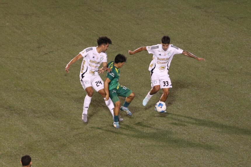 What are youth minutes in the Clausura and how can Comunicaciones comply with the rule?