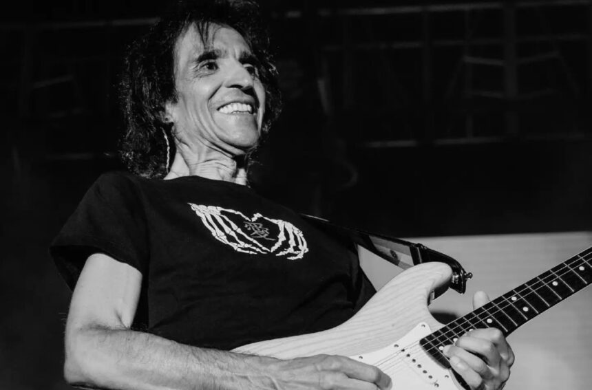 What did the guitarist of Enanitos Verdes die from?