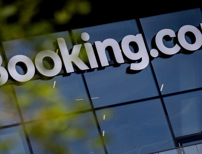 What is known about the cyberattack suffered by the booking platform Booking.com