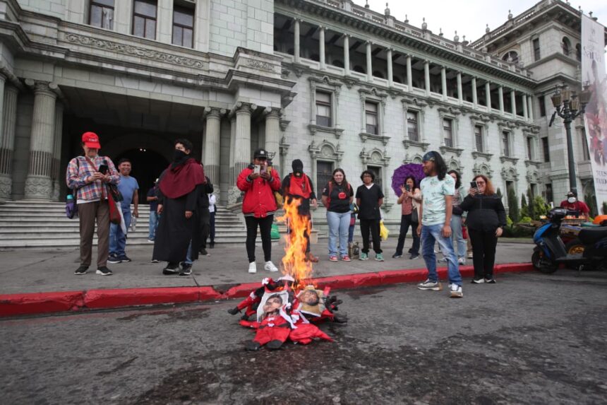 With the burning of piñatas, electoral bodies denounce alleged attempted fraud in the USAC