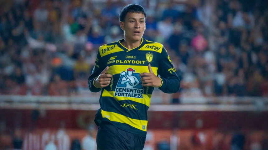 the Guatemalan striker who debuted with Pachuca and seeks to make his way in the Liga MX