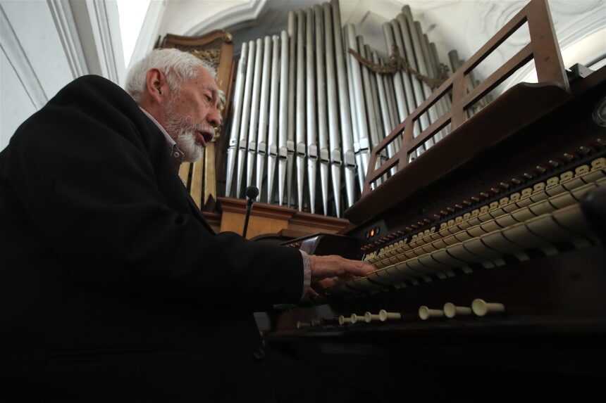 Between faith, music and silence, the last organists who keep the king of instruments alive survive