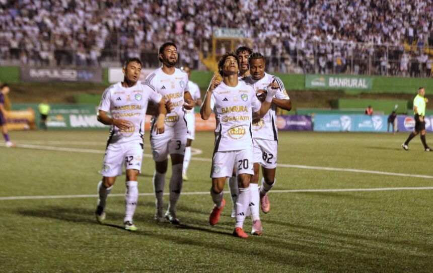 Comunicaciones defeats Antigua 2-0 and seals its ticket to the semifinals