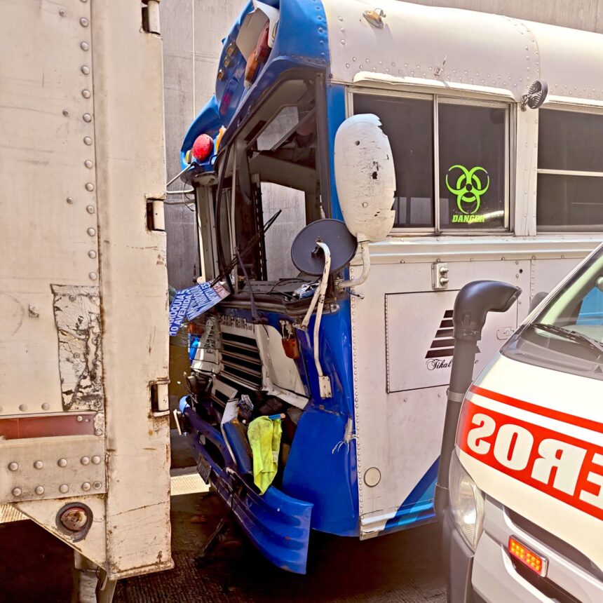 Crash between Transurbano unit and trailer leaves more than 10 injured in zone 6