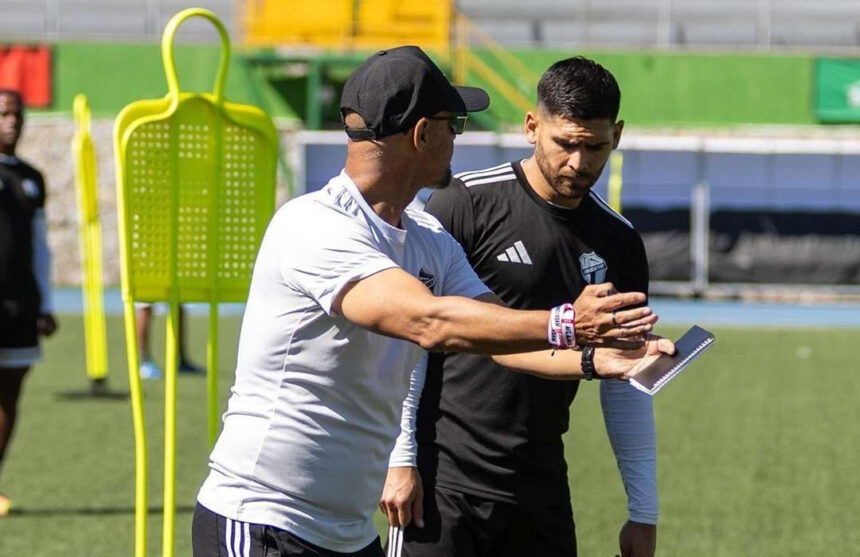 Figueroa attacks the Communications fans after the draw against Xelajú