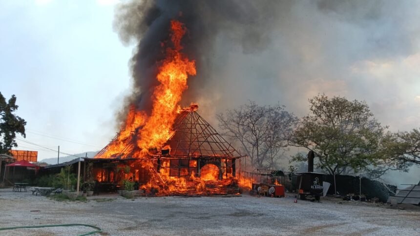 Forest fires cause road closures in Mixco and destroy restaurant on route to the Atlantic