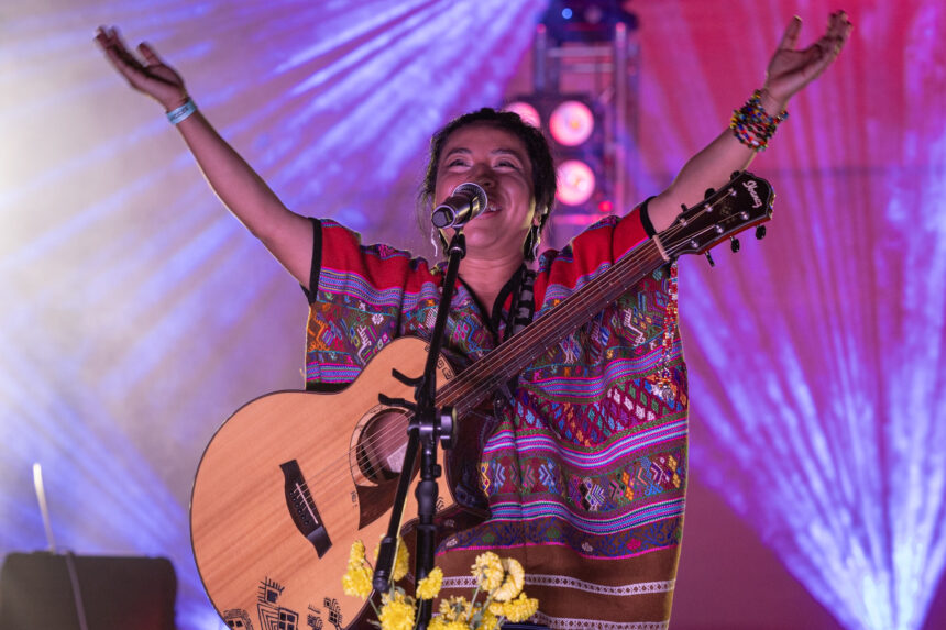 Guatemalan singer Sara Curruchich announces collaboration with the Colombian band Aterciopelados
