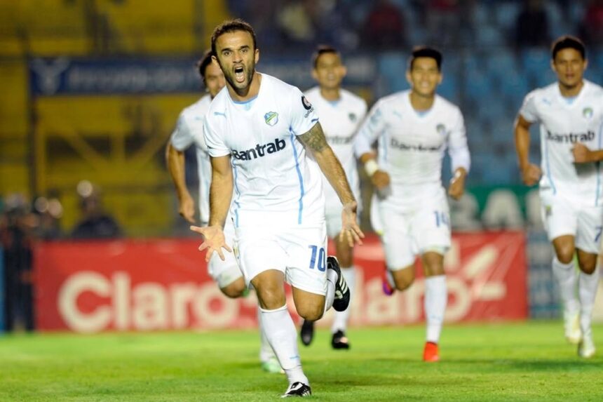Guatemalan soccer legends pay tribute to “Moyo” Contreras after announcing his retirement