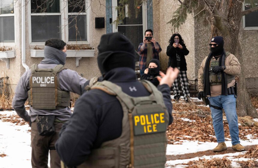 Mexican is captured by ICE at a police checkpoint in Texas and his family demands justice