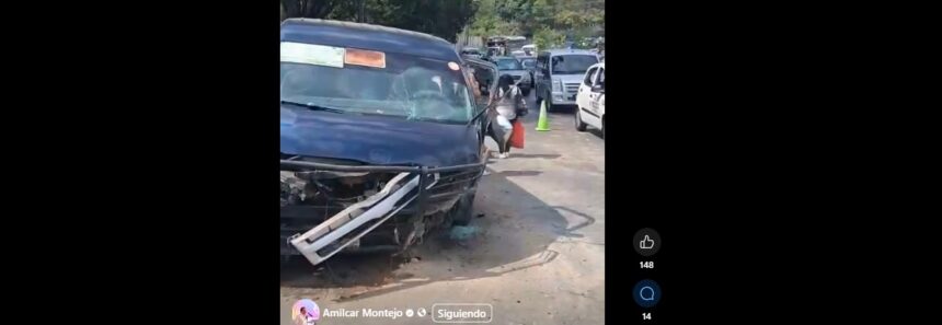 Microbus crashes into wall in zone 18 and leaves several passengers injured