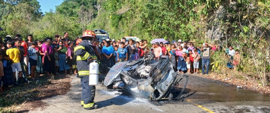 Mototaxi catches fire after strong impact with truck and leaves two victims trapped