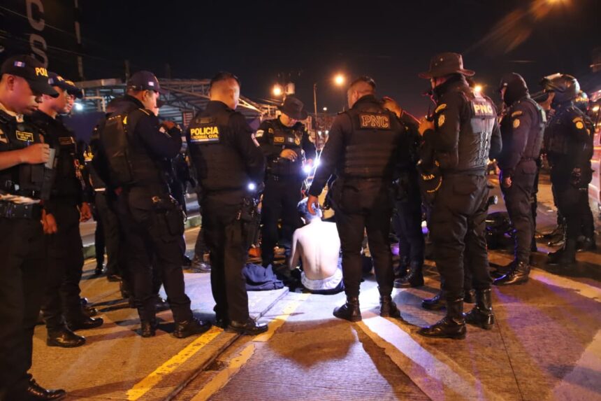 Police chase ends in a shootout on Bolívar; One alleged hitman dies and another is captured