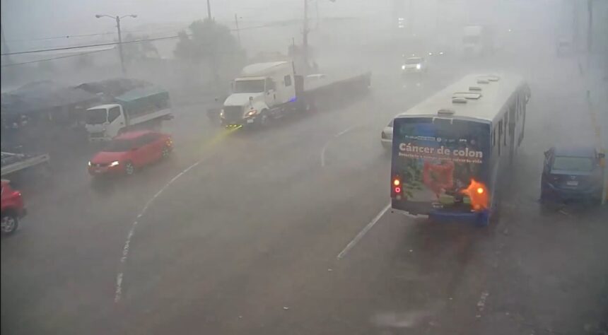 Rains and thunderstorms surprise the metropolitan area in the midst of several days of intense heat