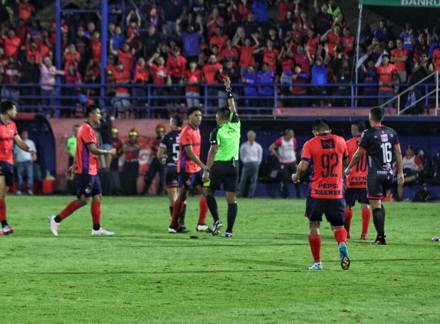 The expulsion of Jorge Aparicio that opened Municipal’s victory over Xelajú in the final