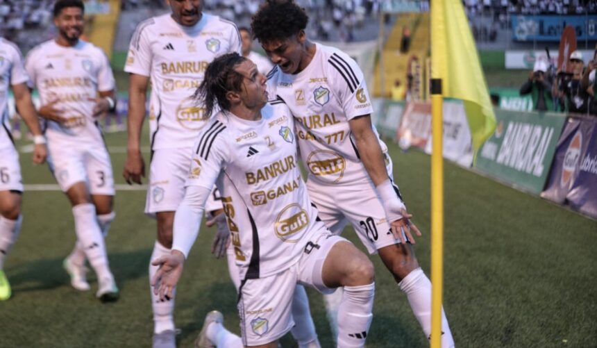 These were the goals of Comunicaciones in the 2-0 victory over Antigua GFC
