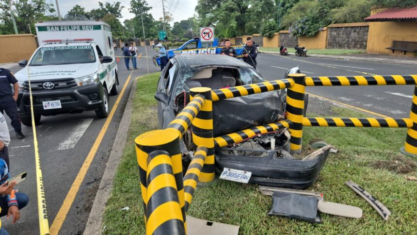 Vehicle crashes into metal structure in San Martín Zapotitlán and leaves two dead