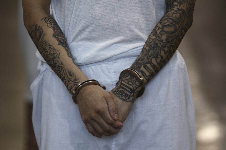 What did Carlos Mojica, one of the leaders of Barrio 18 in El Salvador and spokesman for a controversial truce in 2012, die of?
