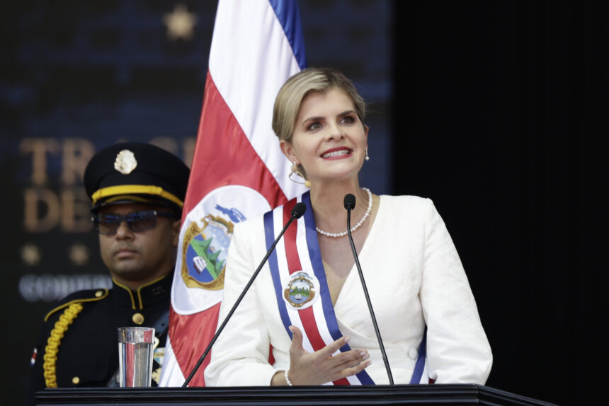 What is Laura Fernández’s decree that eliminates prison benefits in Costa Rica?